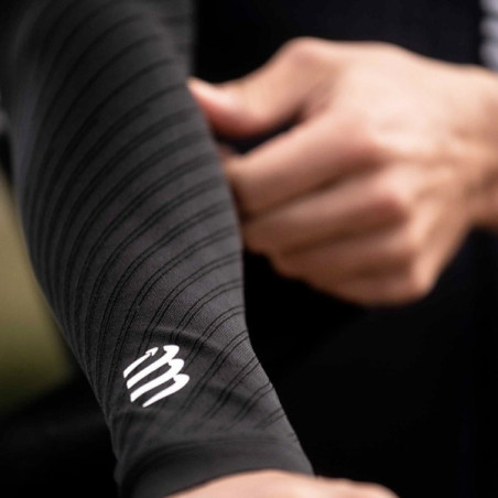 ▷ Manguitos compressport ultralight negro 21 por SOLO 30,00 €